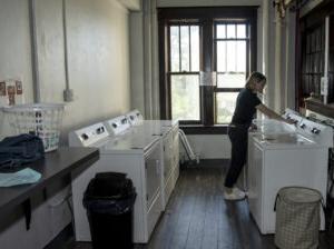 A student using Le Fer's free clothes washers 